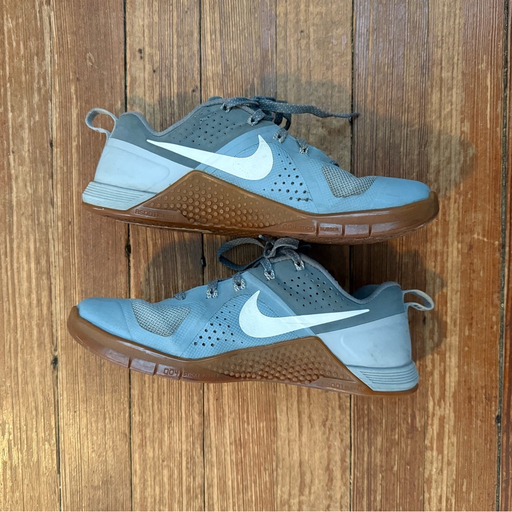 Nike Metcon 1 CrossFit Sneaker Dove Gray with Gum Sole Women’s 7.5 / Men’s 6